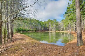 5 Mi to West Point Lake: Group Getaway Near Town