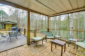 5 Mi to West Point Lake: Group Getaway Near Town