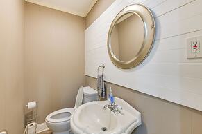 5 Mi to West Point Lake: Group Getaway Near Town