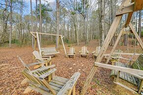 5 Mi to West Point Lake: Group Getaway Near Town