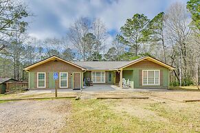 5 Mi to West Point Lake: Group Getaway Near Town