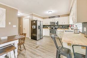 5 Mi to West Point Lake: Group Getaway Near Town