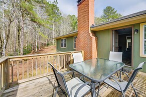 5 Mi to West Point Lake: Group Getaway Near Town