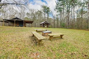 5 Mi to West Point Lake: Group Getaway Near Town