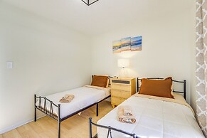 6 Mi to Fun Spot America: Family Home w/ Workspace