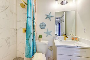 6 Mi to Fun Spot America: Family Home w/ Workspace