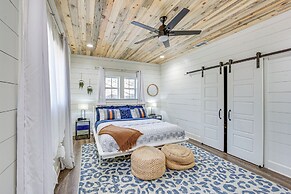 Fire Pit, Deck & Grill: Charming Rusk Cabin!