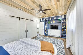 Fire Pit, Deck & Grill: Charming Rusk Cabin!