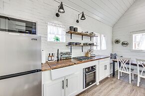 Fire Pit, Deck & Grill: Charming Rusk Cabin!