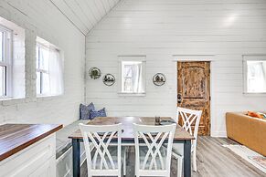 Fire Pit, Deck & Grill: Charming Rusk Cabin!