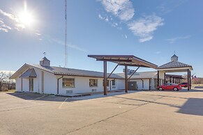 Walk to Oakland City University: Modern Apartment!