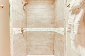 Walk to Oakland City University: Modern Apartment!