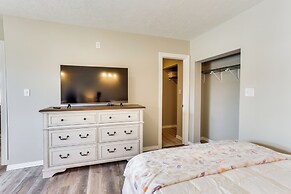 Walk to Oakland City University: Modern Apartment!