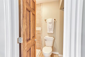 Walk to Oakland City University: Modern Apartment!