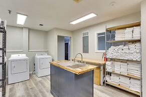 Half-mi to Oakland City Golf Club: Sleek Apartment