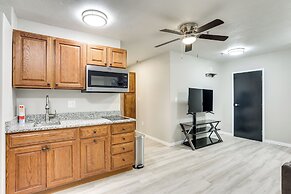 Half-mi to Oakland City Golf Club: Sleek Apartment