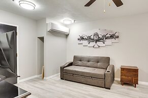 Half-mi to Oakland City Golf Club: Sleek Apartment