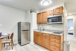 Half-mi to Oakland City Golf Club: Sleek Apartment