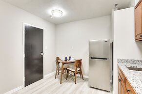 Half-mi to Oakland City Golf Club: Sleek Apartment