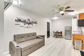 Half-mi to Oakland City Golf Club: Sleek Apartment