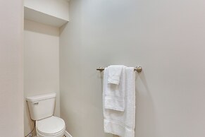 Half-mi to Oakland City Golf Club: Sleek Apartment
