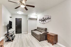 Half-mi to Oakland City Golf Club: Sleek Apartment