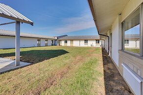 Half-mi to Oakland City Golf Club: Sleek Apartment