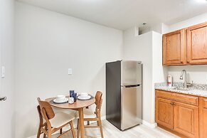 Half-mi to Oakland City Golf Club: Sleek Apartment