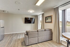 < 1 Mi to Oakland City University: Cozy Apartment