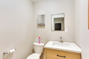 < 1 Mi to Oakland City University: Cozy Apartment