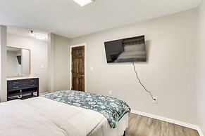 < 1 Mi to Oakland City University: Cozy Apartment
