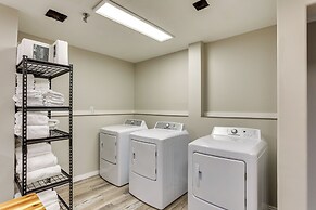 < 1 Mi to Oakland City University: Cozy Apartment