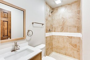 < 1 Mi to Oakland City University: Cozy Apartment