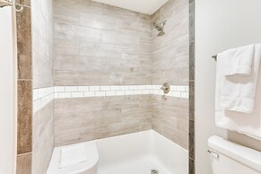 Golf, Shop, Tour & More: Oakland City Apartment