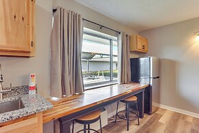Golf, Shop, Tour & More: Oakland City Apartment