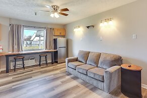 Golf, Shop, Tour & More: Oakland City Apartment