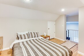 Golf Course Views: Oakland City Retreat