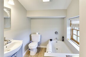 Golf Course Views: Oakland City Retreat