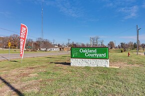 Golf Course Views: Oakland City Retreat