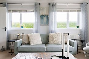 Beach House for 8 With hot tub Garden