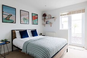 Beach House for 8 With hot tub Garden