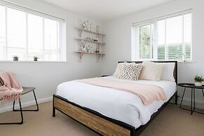 Beach House for 8 With hot tub Garden