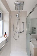 Beach House for 8 With hot tub Garden