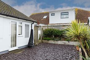 Beach House for 8 With hot tub Garden