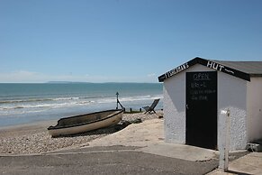 Beach House for 8 With hot tub Garden
