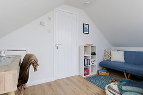 Beach House for 8 With hot tub Garden