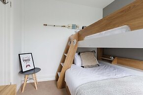 Beach House for 8 With hot tub Garden