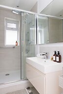 Beach House for 8 With hot tub Garden