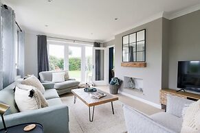 Beach House for 8 With hot tub Garden