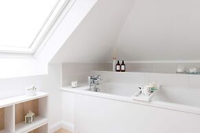 Beach House for 8 With hot tub Garden